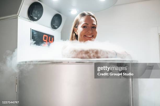 giovane donna in camera di crioterapia - liquid nitrogen foto e immagini stock