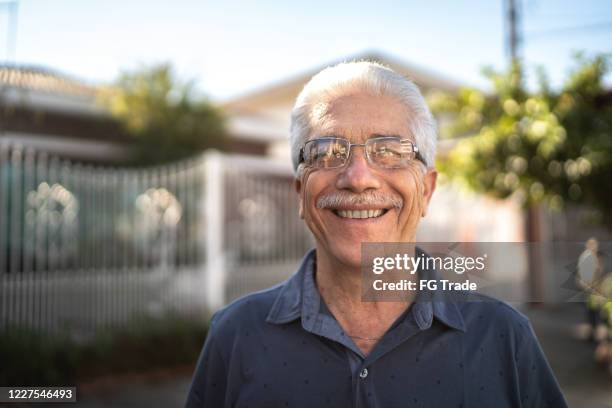 portrait of a smiling senior in the street - povo brasileiro imagens e fotografias de stock