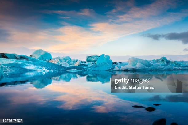 夕暮れ時のアイスランドのヨクルサルロン氷河湖 - jokulsarlon lagoon ストックフォトと画像