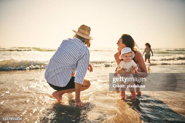 meer, sand und sonne bringen viel spaß - baby sun hat stock-fotos und bilder