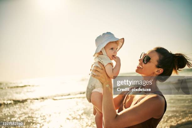 mommas liebe scheint heller als die sonne - baby sun hat stock-fotos und bilder