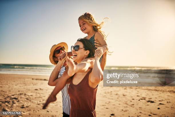 las vacaciones de verano son días felices - playa fotografías e imágenes de stock