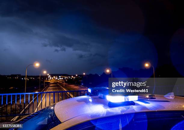 spain, madrid,close-upof police emergency lights glowing during night intervention - luz de emergencia fotografías e imágenes de stock