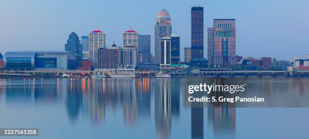 louisville skyline panorama - kentucky - louisville stockfoto's en -beelden