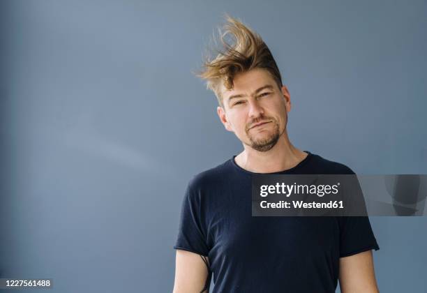 portrait of a bearded man with tousled hair - visage caché par les cheveux photos et images de collection