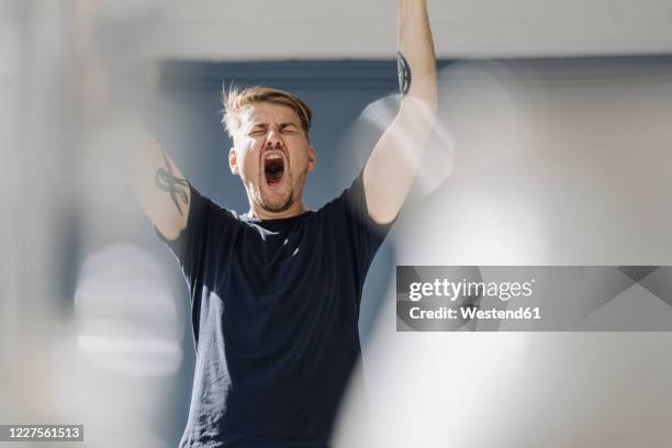 portrait of a screaming man - screaming man stock-fotos und bilder