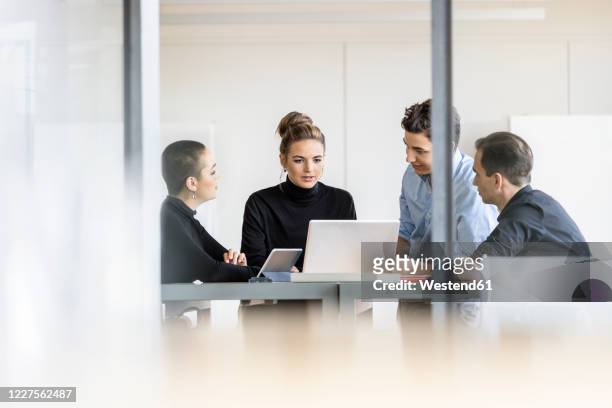 young business people having a meeting in office - meeting stock-fotos und bilder
