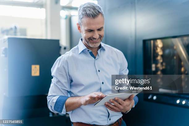 Engineer Holding Ipad Photos and Premium High Res Pictures - Getty Images