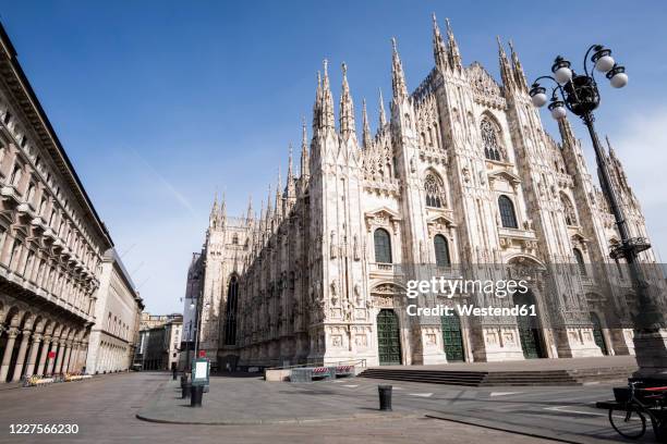 italy, milan, milan cathedral and piazza del duomo during covid-19 outbreak - duomo di milano stockfoto's en -beelden