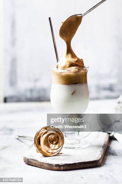 cup ofdalgona coffeewith iced milk - dalgona 個照片及圖片檔