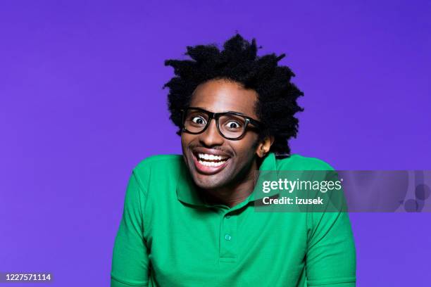 kopfschuss von aufgeregten jungen mann mit dreadkocks suchen weg - fotolächeln stock-fotos und bilder