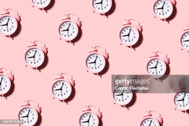 pink alarm clock - school data imagens e fotografias de stock