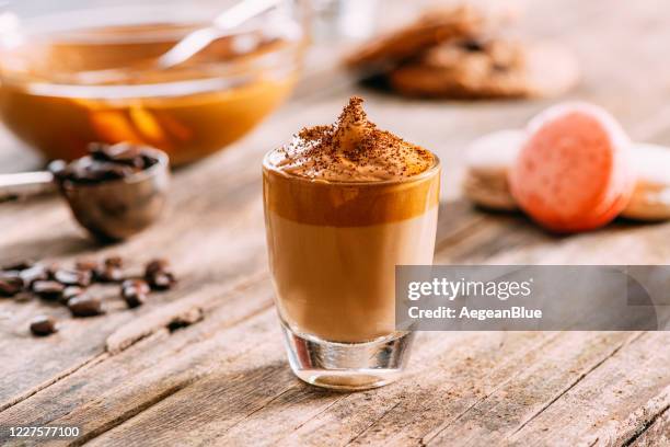 heerlijke dalgona koffie op rustieke achtergrond - caffè mocha stockfoto's en -beelden