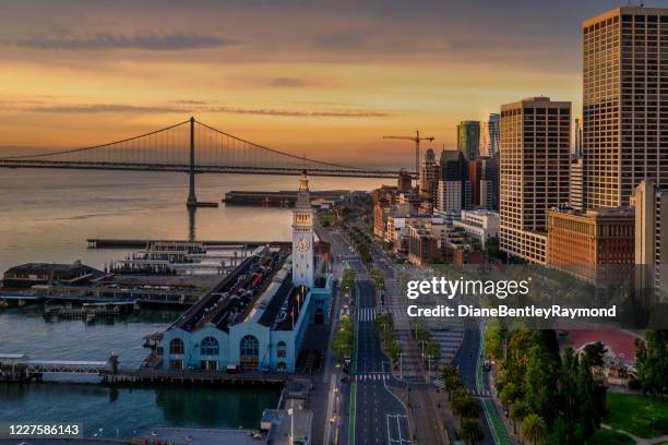 luchtmening van san francisco embarcadero bij zonsopgang - market street san francisco stockfoto's en -beelden
