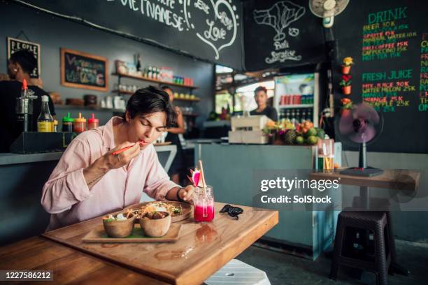 einstopp zum mittagessen im local cafe - kuta stock-fotos und bilder