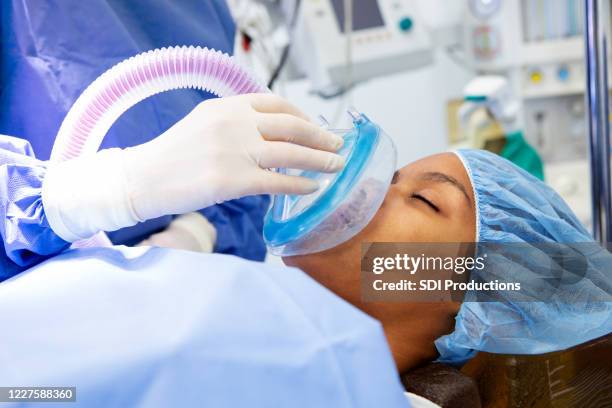 kirurgisk patient får syre - anesthesia mask bildbanksfoton och bilder