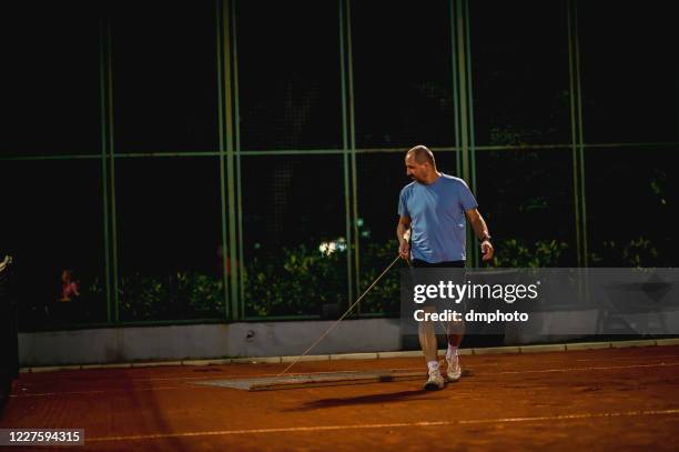 amateur tennis player on clay court - amateur tennis man stock pictures, royalty-free photos & images