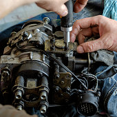 A mechanic disassembles and detects a fuel injection pump.