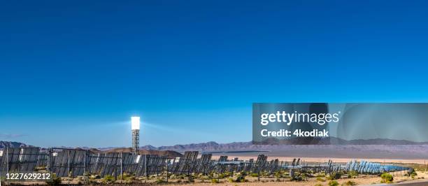 solvärmekraft kraftverk på öken landskap i södra kalifornien usa - riverside county bildbanksfoton och bilder