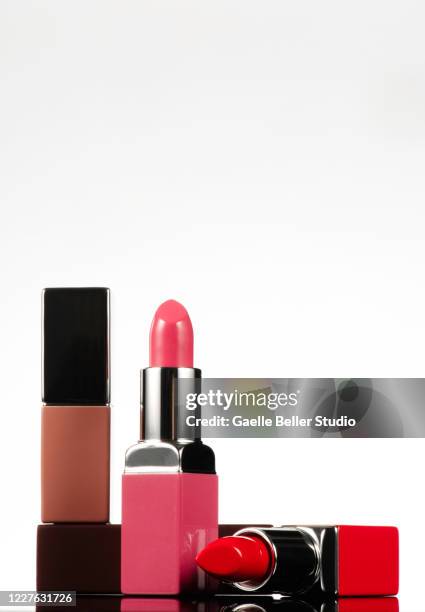 arrangement of new multi colored lipstick tubes - 赤の口紅 ストックフォトと画像
