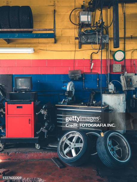 auto mechanic shop interieur - reparatiewerkplaats stockfoto's en -beelden