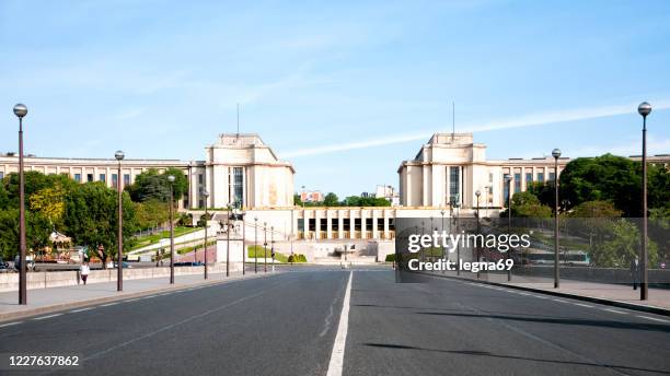 trocadero und jenaer brücke stehen während der pandemie covid 19 in europa leer. - palais de chaillot stock-fotos und bilder