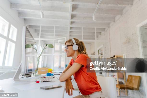 millennial mit einer videokonferenz - arbeitszimmer stock-fotos und bilder