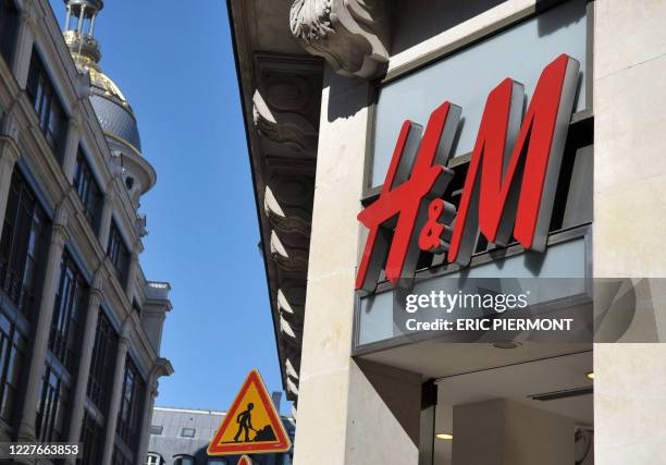 Photo taken Boulevard Haussmann in Paris on March 19, 2009 shows the logo of fashion chain H&M's on a shop front. AFP PHOTO ERIC PIERMONT