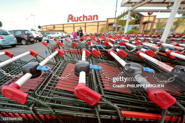 Cinquante ans d'Auchan : du premier supermarché à une galaxie internationale". Photo du parking de l'hypermarché Auchan d'Englos prise le 27 juin...