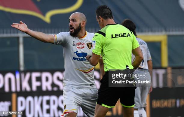 Riccardo Saponara of US Lecce disputes a decision with the referee Daniele Doveri during the Serie A match between Genoa CFC and US Lecce at Stadio...