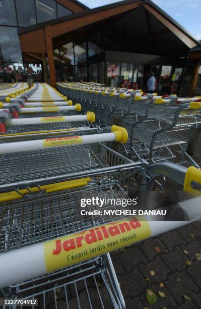 Des chariots de supermarché sont placés à l'entree d'un magasin Jardiland le 02 décembre 2005 à Caen. Jardiland ouvre son capital à Michel Leclercq...