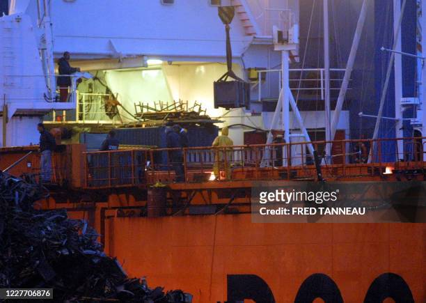 Une caisse contenant de la drogue est remontée du voilier "Djembi" le 23 décembre 2002 dans le port de Lorient. Le voilier a été désossé à...