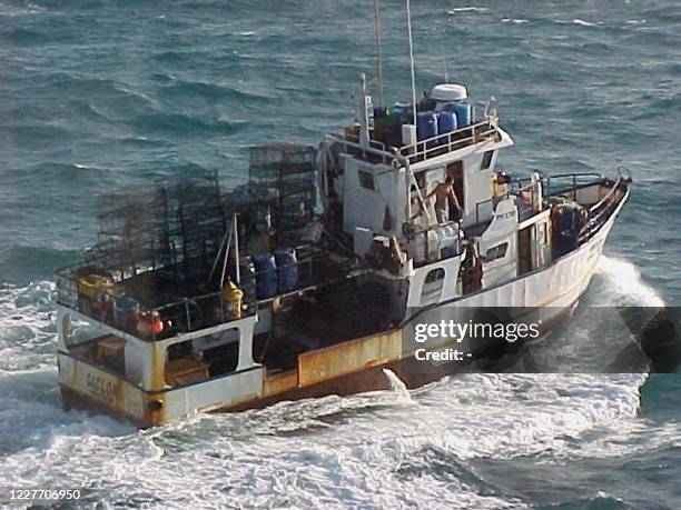 Photo prise le 15 octobre 2002 au large d'Antigua , du bateau de pêche Ciclon à bord duquel a été saisie 1,2 tonne de cocaïne, d'une valeur sur le...