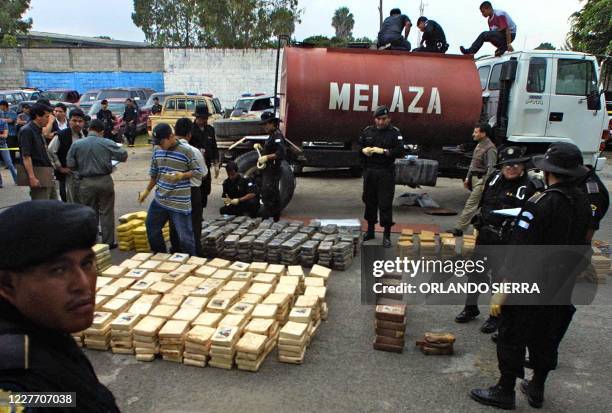 Special Investigation Police members decomissioned 834 kilos of cocaine being transported on the back of a truck, 15 November 2002, on the Atlantico...