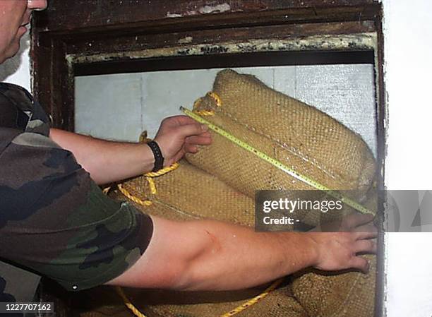 Un membre de la marine nationale mesure des paquets contenant de la cocaïne, le 28 juillet 2001 au large des côtes de Guyane, à bord du "Carolina",...