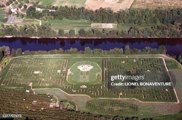 Vue aérienne, le 18 juillet 1999, du site où est implanté le Labyrinthus de la vallée de la Dordogne à Gluges, près de Martel, parc d'attractions...