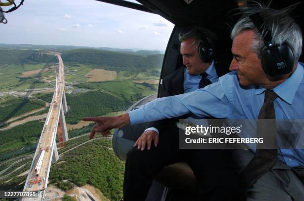 Le Premier ministre Jean-Pierre Raffarin et le ministre des Transports Gilles de Robien survolent le chantier du viaduc de Millau, le 28 mai 2004,...