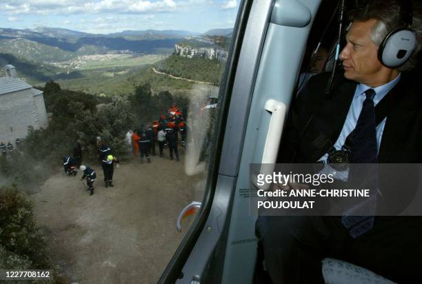 Le ministre de l'Intérieur Dominique de Villepin survole en hélicoptère, le 19 avril 2004, la zone située au sud du massif de la Sainte Baume où se...