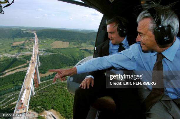Le Premier ministre Jean-Pierre Raffarin et le ministre des Transports Gilles de Robien survolent le chantier du viaduc de Millau, le 28 mai 2004,...