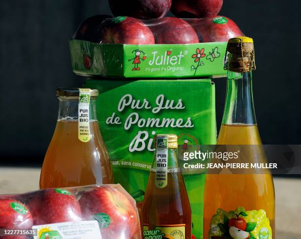 Juliet', la pomme bio made in France qui fait bien vivre les agriculteurs". Photo prise le 29 février 2012 à Saint-Vite, de produits dérivés...