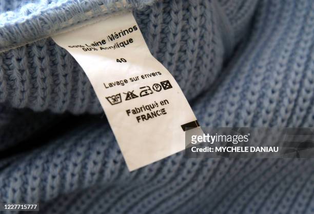 Photo d'une étiquette "made in France" cousue sur un vêtement prise, le 07 avril 2005 dans un magasin à Caen. Le commissaire européen au Commerce...