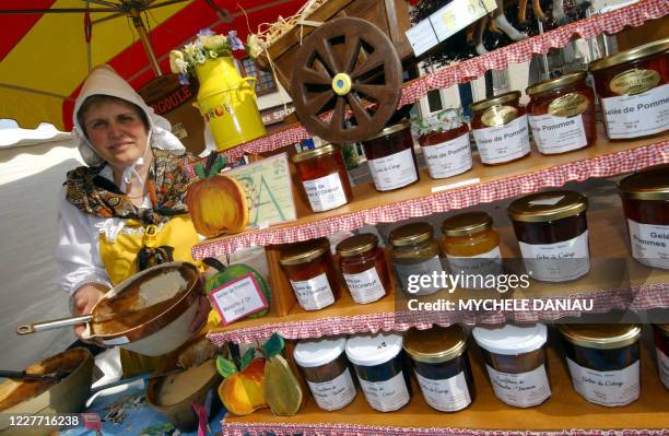 Une agricultrice vend ses produits fermiers, le 30 avril 2005 à Cambremer, lors de la 9e édition des "Rencontres de Cambremer". Ce festival est dédié...