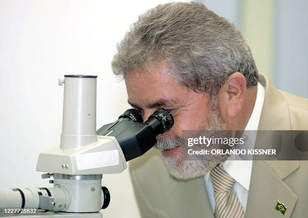 Luiz Inacio Lula da Silva, presidente de Brasil, observa por un microscopio durante la inauguracion del Laboratorio Lacen de Salud Publica, en Sao...