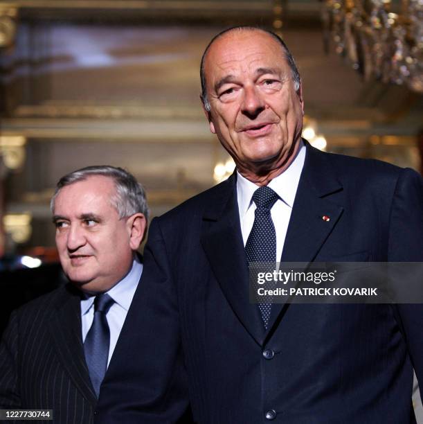 Le Premier ministre Jean-Pierre Raffarin et le président Jacques Chirac arrivent dans la salle des fêtes du Palais de l'Elysée, le 05 janvier 2005 à...