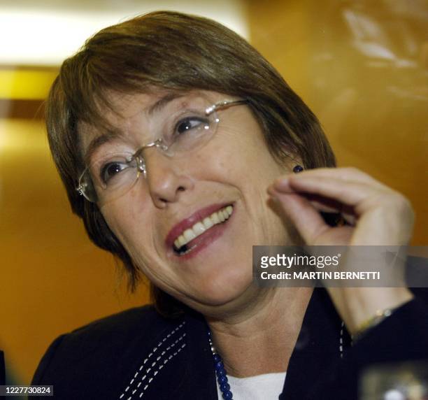 Michelle Bachelet, del Partido Socialista, conversa con Soledad Alvear durante una reunión en un café céntrico de la ciudad de Santiago, el 25 de...