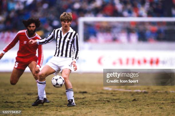 Sergio BATISTA of Argentinos Juniors and Michael LAUDRUP of Juventus during the Intercontinental Cup, Toyota Cup, match between Juventus and...