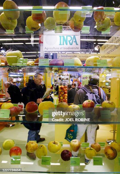 Des produits bio sont exposés, le 27 février 2005 lors du 42e Salon international de l'Agriculture à la porte de Versailles à Paris. AFP PHOTO JOEL...