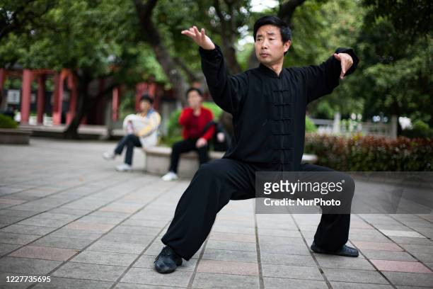 Shenzhen, China, 29 February 2012. A man does his tai chi in Lianhuashan Park. Shenzhen, Chine, le 29 fevrier 2012. Un homme fait son tai chi dans le...