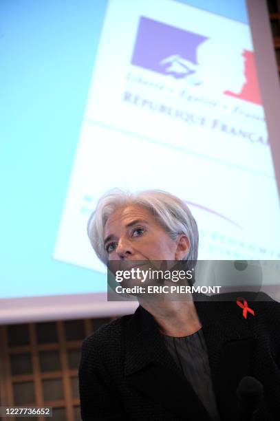 Christine Lagarde, ministre de l'Economie, arbore le ruban rouge de la lutte contre le sida, alors qu'elle participe le 01 décembre 2010, journée...