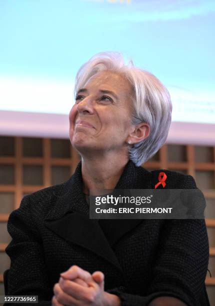 Christine Lagarde, ministre de l'Economie, arbore le ruban rouge de la lutte contre le sida, alors qu'elle participe le 01 décembre 2010, journée...